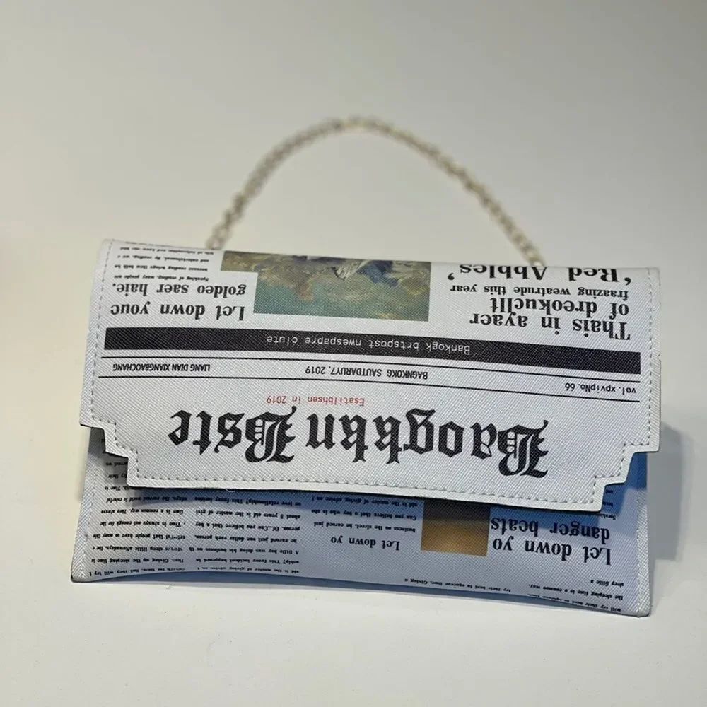 Newspaper purse - Picture 1 of 6
